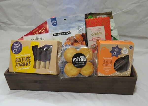 Wooden gift tray with rope handles